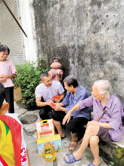 陳德洪（左一）在新會區(qū)梅江村慰問長者。