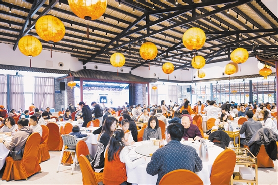 禮東美食街匯聚了30多家特色田園餐飲店，吸引了眾多游客前來品嘗美食。2022年，禮東美食街獲得第二批“廣東省粵菜美食街”榮譽(yù)稱號。