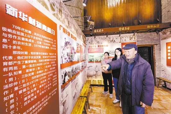 知青故事紀(jì)念館是深受村民喜歡的打卡點(diǎn)，80多歲的老知青梁錦華常來這里重溫以前的歲月。