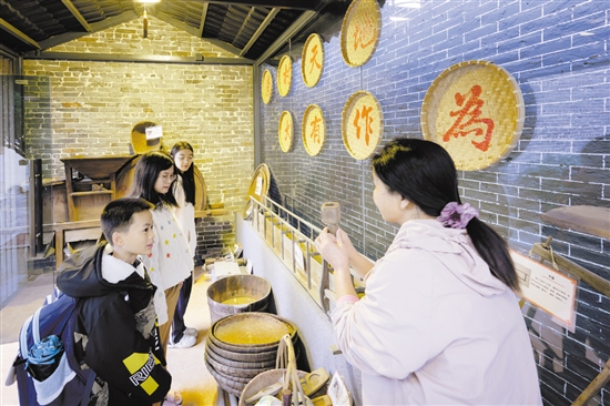 農(nóng)耕文化展示館里的農(nóng)具全是村民捐獻(xiàn)的，引發(fā)了孩子們的好奇心。