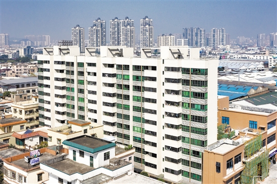 村民公寓樓拔地而起，大幅提升村民居住水平的同時(shí)還增加了村集體經(jīng)濟(jì)收入。