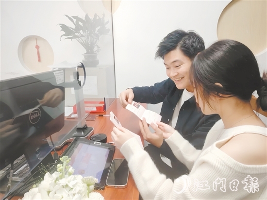 元旦當(dāng)天，共有13對開平新人登記結(jié)婚。
