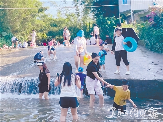 游客們在溪水間潑水嬉戲。