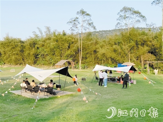 游客三五成群，在營地享受大自然的美好。