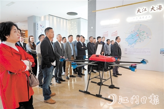 企業(yè)家們參觀龍溪湖江海區(qū)產(chǎn)業(yè)展廳。