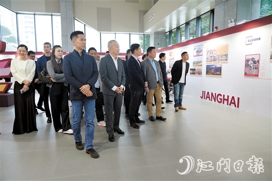 企業(yè)家們參觀江海區(qū)建區(qū)30周年檔案展。