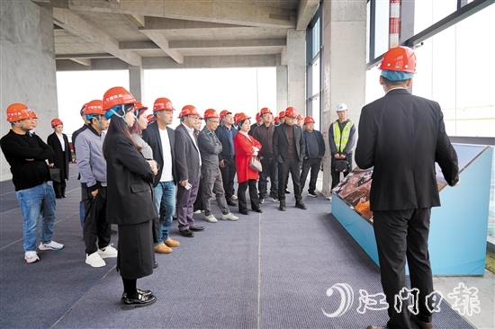 企業(yè)家們從江海區(qū)社會智慧治理技術(shù)創(chuàng)新中心16樓俯瞰安全應(yīng)急產(chǎn)業(yè)園。