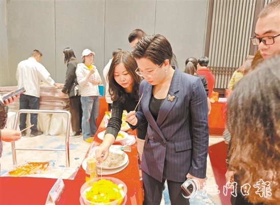 嘉賓現(xiàn)場品嘗多道新會美食。
