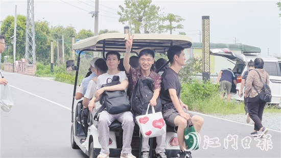 職工在石板沙村快樂游玩。