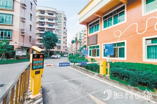 針對(duì)“停車難”等突出問(wèn)題，小區(qū)黨支部組織業(yè)主們多次協(xié)商，最終決定實(shí)施停車位全流通模式，月底統(tǒng)一按停車次數(shù)收費(fèi)。