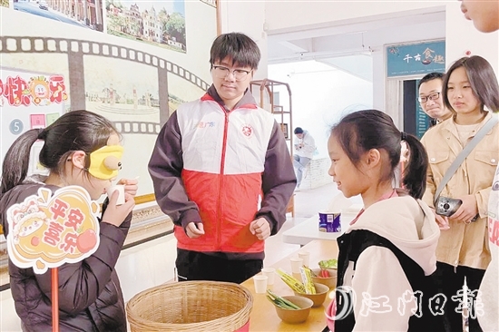 在趣味游戲的“味蕾大作戰(zhàn)”環(huán)節(jié)，大小朋友們蒙住眼睛品嘗“五味”。