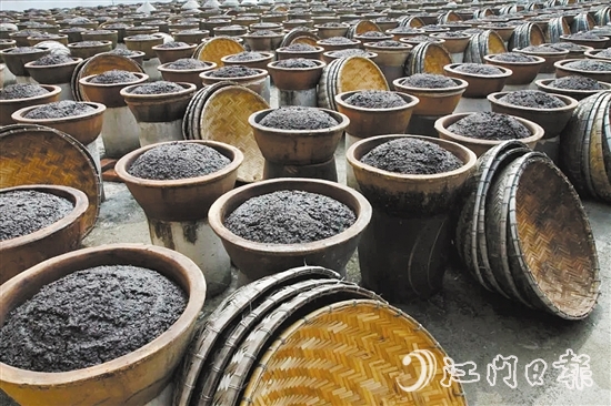 鶴山市東古調(diào)味食品有限公司堅持百年古法釀造工藝，打造百年“老字號”企業(yè)。