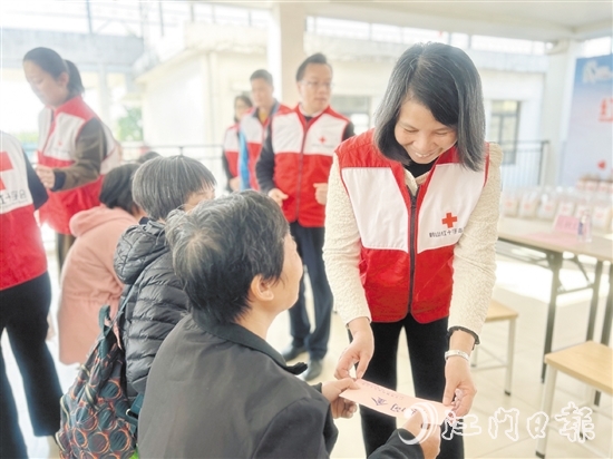 鶴山市紅十字會(huì)向困難群眾代表發(fā)放慰問(wèn)金。