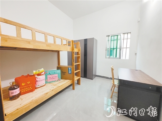 團(tuán)鶴山市委實施“筑夢小屋”項目，對共和鎮(zhèn)鐵崗村小呂姐弟的房間進(jìn)行改造，為他們提供良好的學(xué)習(xí)和生活環(huán)境。