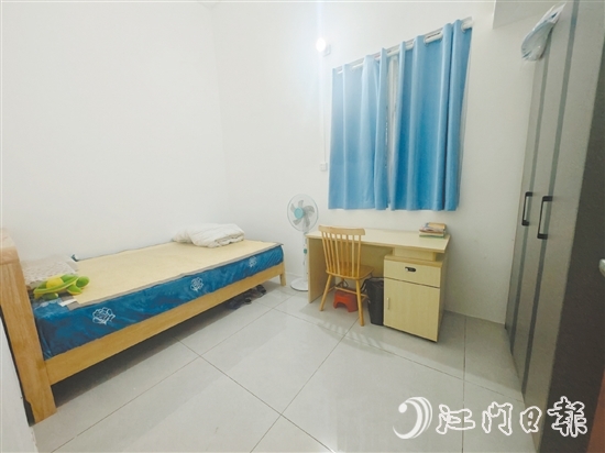 鶴山市婦聯(lián)聯(lián)合團(tuán)鶴山市委，為溫阿姨一家的房屋進(jìn)行修繕。