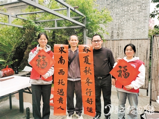 群眾拿到揮春后臉上洋溢著幸福的笑容。