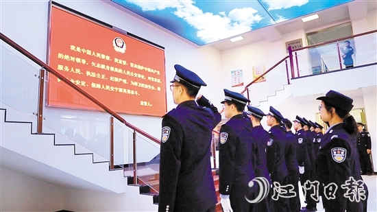 全體民輔警重溫公安機關人民警察誓詞，錚錚誓言、鏗鏘有力，盡顯人民警察的忠誠與初心。