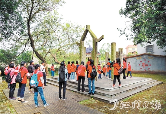游客到歇馬村勵志園“打卡”。