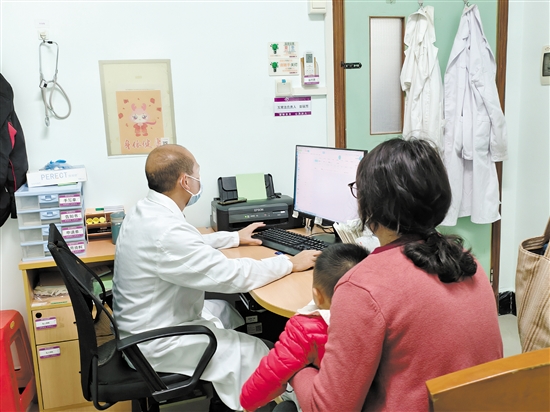 老人和小孩是流感易感人群，要注意防護。圖為醫(yī)生為患兒看診。