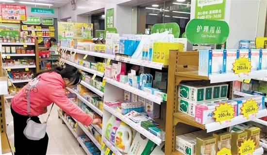 市民在藥店內(nèi)選購(gòu)藥品。