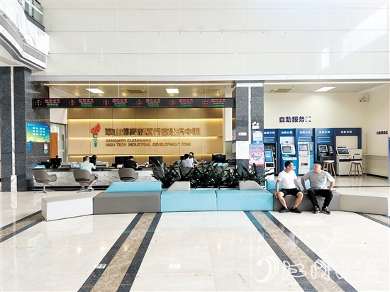 翠山湖高新區(qū)大力提升行政審批效率，建立健全審批與服務(wù)機構(gòu)，積極承接關(guān)鍵管理權(quán)限，大幅精簡程序、縮短時限。
