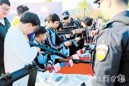 “110宣傳日”活動(dòng)中，市民體驗(yàn)警用裝備。