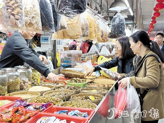 近期，都斛海鮮街迎來(lái)了一波又一波游客，他們從大灣區(qū)各地慕名而來(lái)，品嘗這里的海鮮美食，體驗(yàn)海濱城市的獨(dú)特魅力。