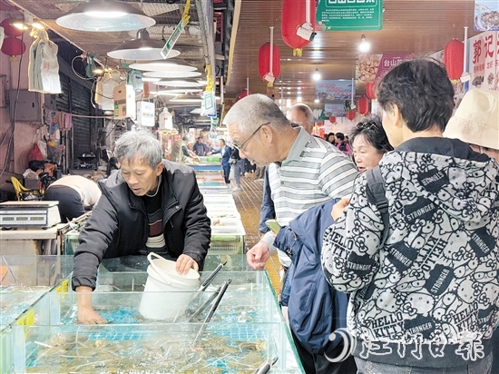 都斛海鮮街作為臺(tái)山旅游的一張亮麗名片，成為大批游客的首選之地。