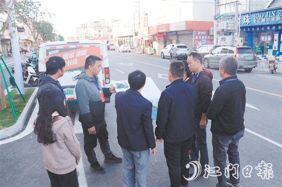大江鎮(zhèn)人大代表到公益圩人民路聽取鎮(zhèn)政府有關(guān)部門介紹工程進度。