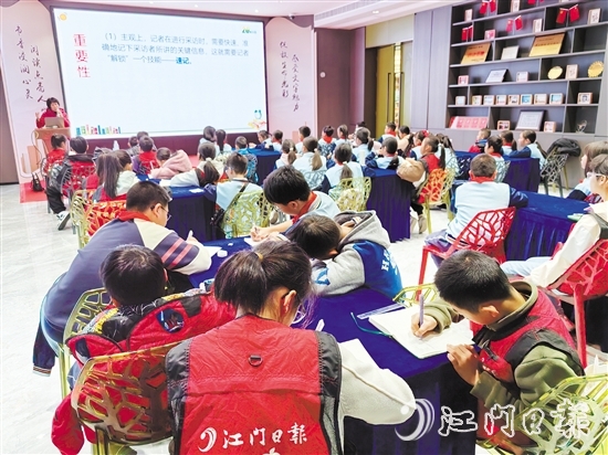 聚精會神上寫作指導(dǎo)課。