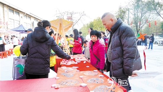 “暖心送福迎新春”公益市集活動(dòng)吸引了不少市民參與。