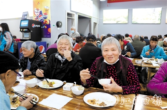 在活動主會場，長者一邊吃著自助餐，一邊為活動點贊。