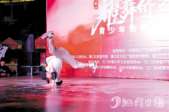 來自東莞鳳崗霹靂舞隊的選手蔡宇韜，憑借出色的表現(xiàn)獲得大賽第一名。