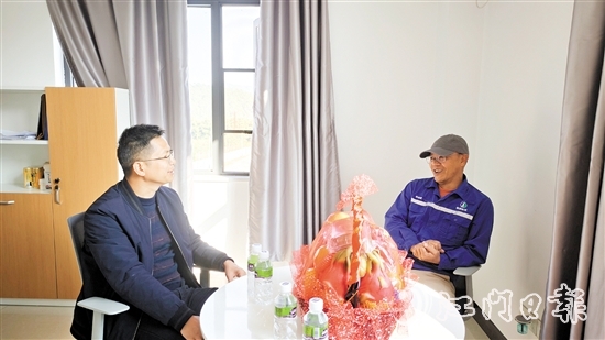 恩平市人社局慰問(wèn)高級(jí)人才恩平市佛燃能源有限公司高級(jí)工程師何偉搪（右）。