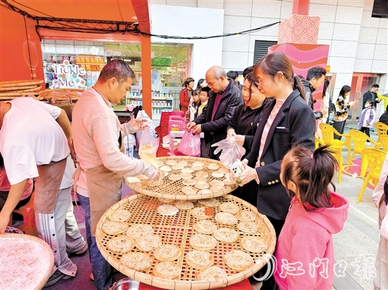 恩平燒餅攤位吸引諸多市民游客光顧。