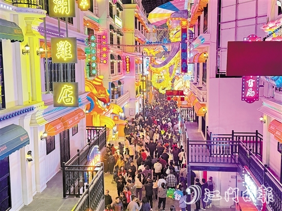 夢回開平·僑海華韻街區(qū)以夜經(jīng)濟(jì)為特色，為游客提供夜間休閑娛樂的好去處。