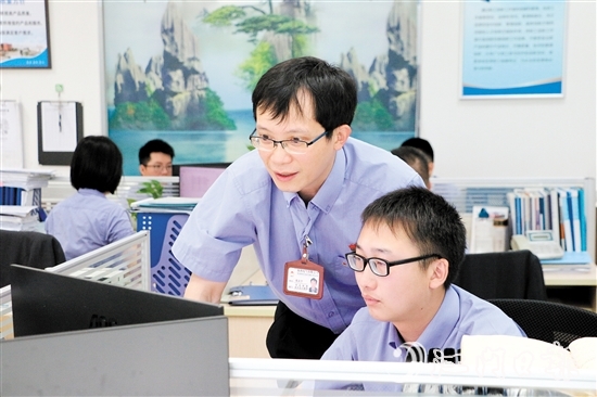 梁慶寧（站立者）2002年入職海鴻電氣以來，不斷學(xué)習(xí)變壓器的前沿技術(shù)，牽頭組織開展科技攻關(guān)。