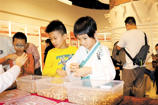 小朋友走進李錦記新會生產(chǎn)基地，了解調味品的制作。