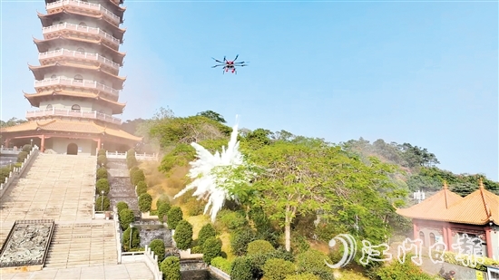 無(wú)人機(jī)精準(zhǔn)投下一枚滅火彈，瞬間四周騰起白色霧氣，火勢(shì)得到有效控制。