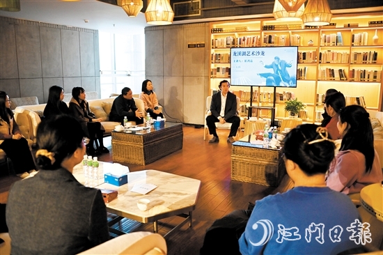 一場關(guān)于“音樂與素質(zhì)教育”的交流會在江海區(qū)龍溪湖閱讀中心舉行。