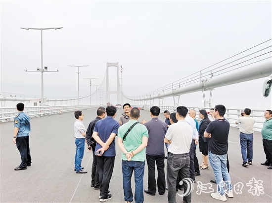 深中通道通車前，新會(huì)區(qū)政協(xié)委員前往項(xiàng)目現(xiàn)場(chǎng)調(diào)研。