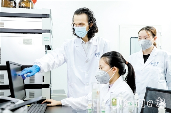新寶堂積極與高校、科研院所合作，發(fā)掘新會陳皮更多可能。