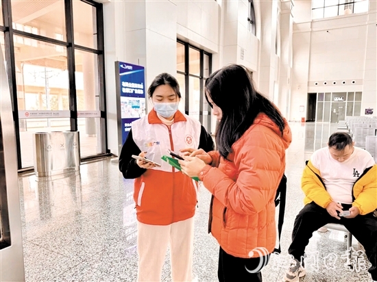 志愿者耐心為旅客提供指引。