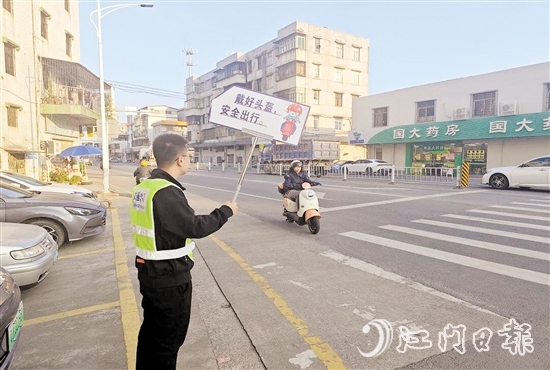 大江鎮(zhèn)黨員干部組成交通安全勸導員服務隊，引導群眾牢固樹立安全文明出行意識。