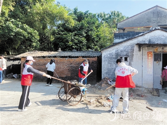 大江鎮(zhèn)黨員干部帶頭參加“全民清潔日”活動。