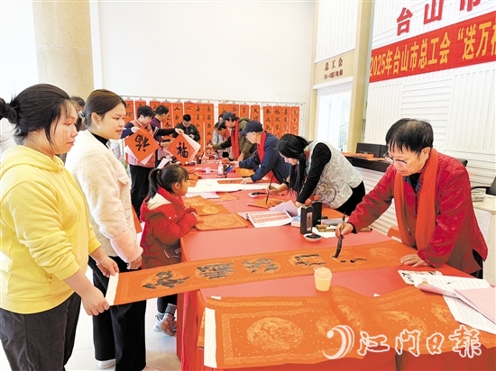 書法家們?yōu)槁毠と罕姇鴮懺⒁饧榈拇郝?lián)。