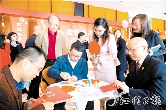 活動現(xiàn)場，不少人親手制作廉潔手工藝品。