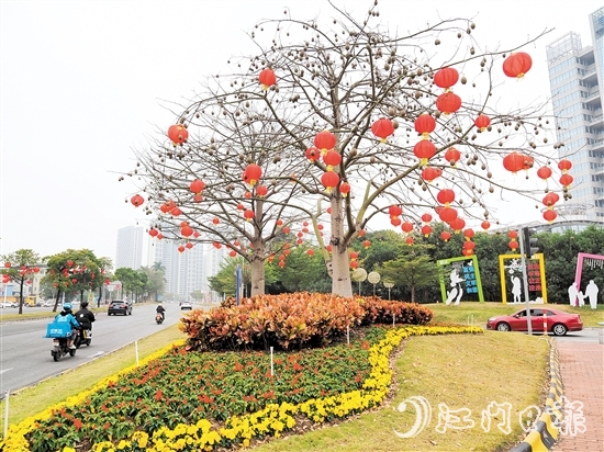 鶴山城區(qū)主要干道增花添綠、張燈結(jié)彩，新春氛圍濃厚。