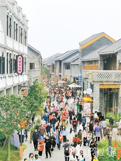 去年春節(jié)，不少市民、游客來到江門古勞水鄉(xiāng)旅游區(qū)游玩，感受水鄉(xiāng)魅力。