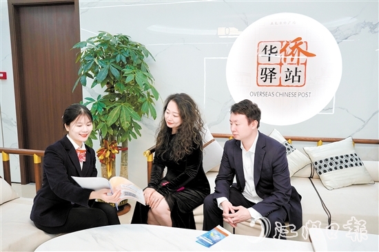 江門中行員工為私行客戶介紹最新的理財(cái)方案。